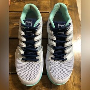 Ladies Nike zoom sneakers size 9 in navy & aqua. Excellent condition